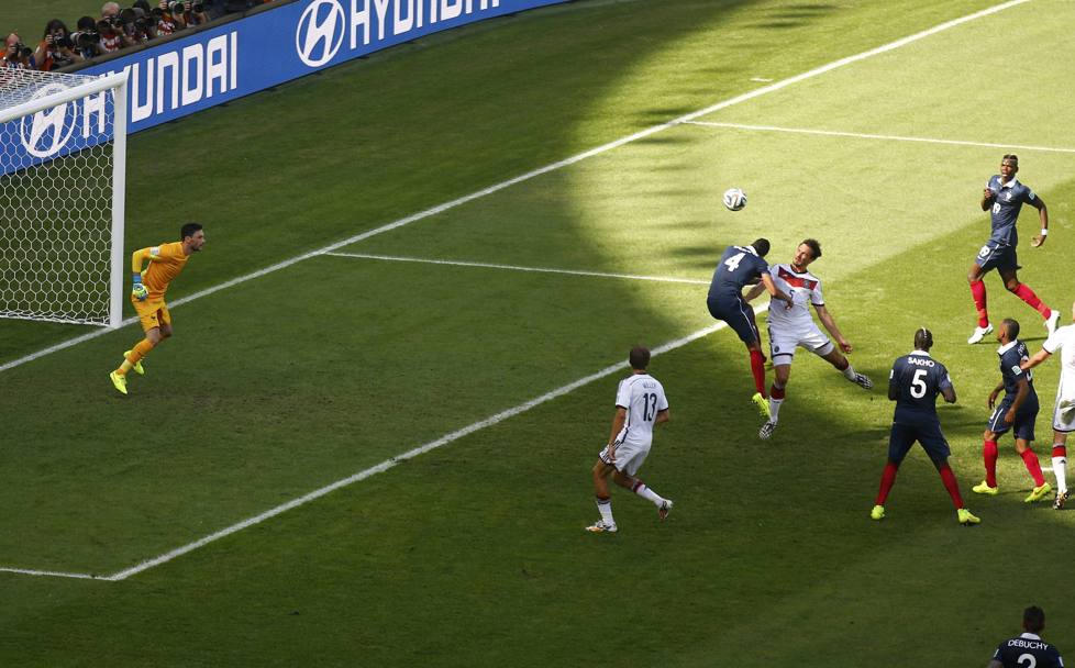 Hummels segna il gol dell&#39;1-0 al 12&#39; del primo tempo: ecco la sequenza della rete del difensore che anticipa Varane e indirizza in porta di testa praticamente senza saltare. Reuters